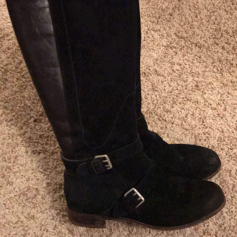 Black Ugg boots.